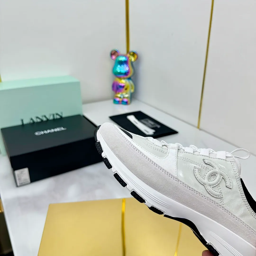 👟👟Ex-factory price 600👟👟High quality! ! ! CHANEL Chanel 25A latest thick-soled casual sports shoes. The counter is synchronized. The counter is very popular. It is a shoe that is very difficult to buy. The most popular thick-soled casual shoes on the Internet. As you can imagine, the most popular thick-soled casual shoes can not be missed. It has both good looks and comfort. Simple and versatile. The thick sole increases the height and is super versatile. Whoever wears it will look better. Upper: cowhide stitching. Lining: breathable mesh. Outsole: TPU original outsole. Size: 35-41 👉